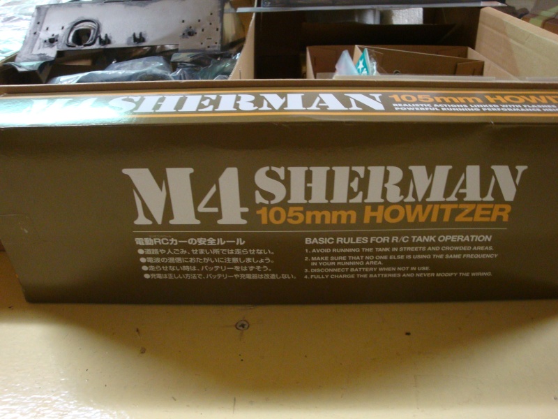 M4 Sherman 105mm howitzer 1/16 : a monter , une occasion que jai trouver a un prix trés..trés..intérressant  : a suivre le montage!!!! Dsc04251