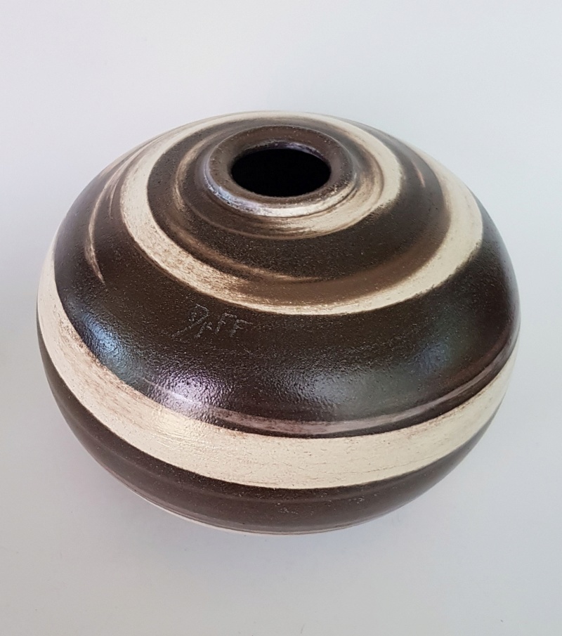 Gros vase boule décor en spirale marron et crème signature au col à identifier 20190322
