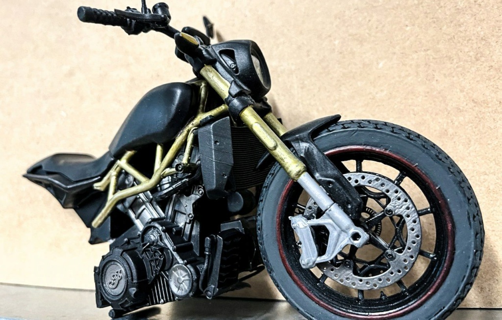 Indian FTR 1200 Triumph custom BMW Tail au 1/9 resine TERMINE Photo292