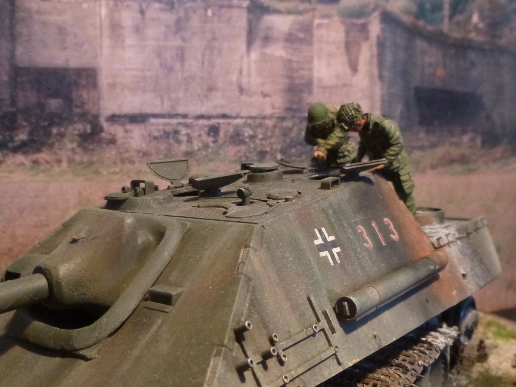 After the battle Allemagne 1945 - 1/35- Jagdpanther Tamiya+ jeep Willys Italeri+ figurines Soga/Stalingrad P1050325