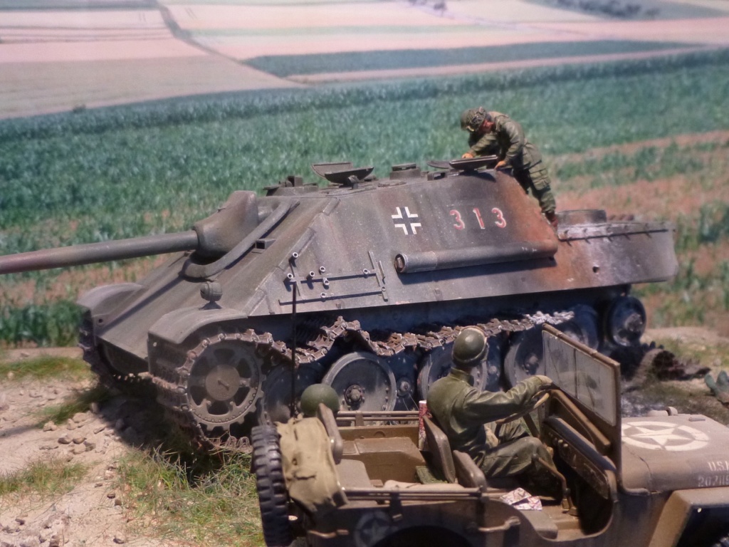 After the battle Allemagne 1945 - 1/35- Jagdpanther Tamiya+ jeep Willys Italeri+ figurines Soga/Stalingrad P1050326