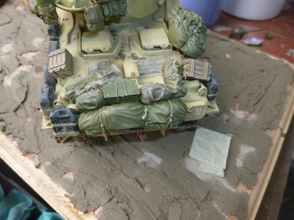 1/35 M 51 super Sherman (DRAGON) +figurines Verlinden P1070816