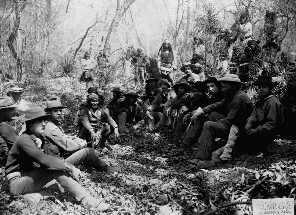 4 septembre 1886: Geronimo se rend aux troupes américaines.  Counci10