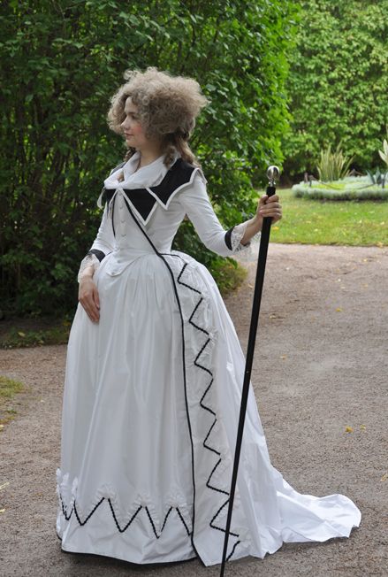 Secrets d'histoire spécial proches de Marie-Antoinette - Page 5 Robe-r10