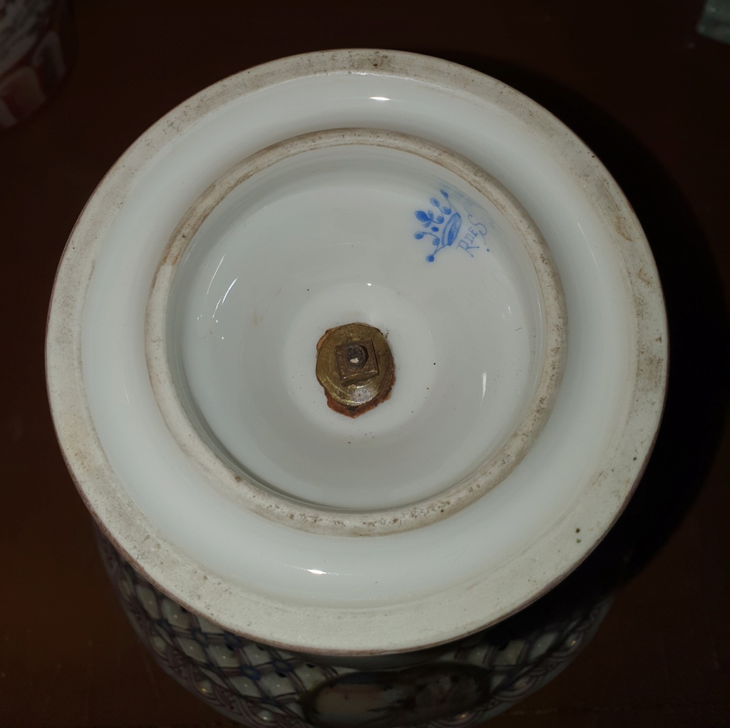 Coupe porcelaine avec tampon "R de S" couronné. Origine ?? 20221216