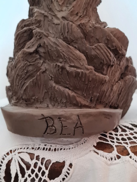  Représentation féminine terre cuite sculptée signée  BEA 20230316