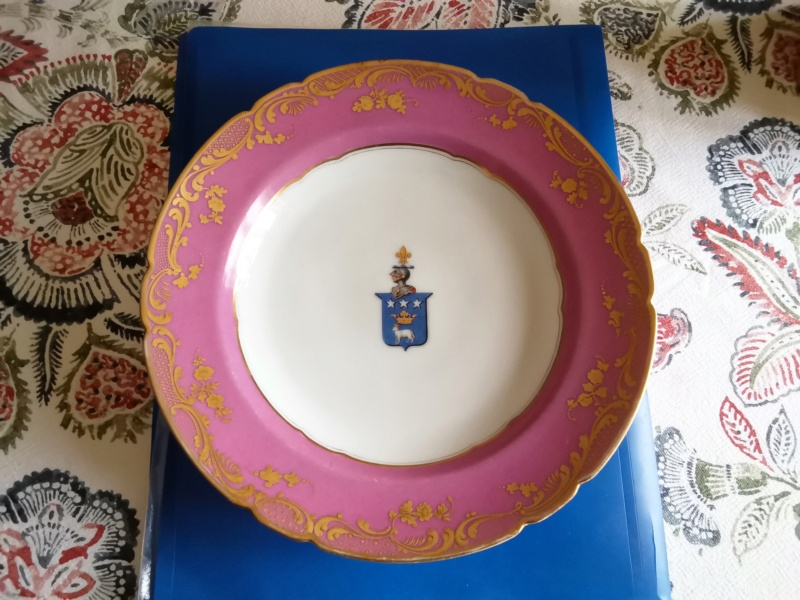 Assiette en porcelaine de Paris aux armoiries à identifier Img_2019
