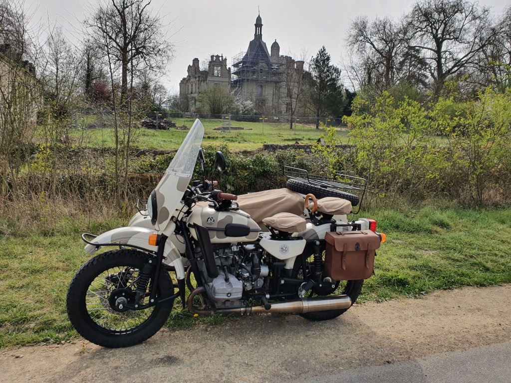 Photos de vous et de votre moto devant ....un château  - Page 21 20210410