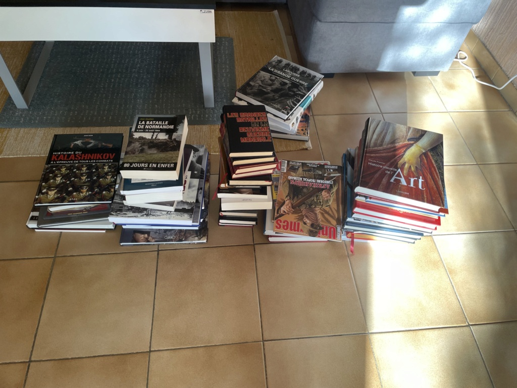 126 kilos de bouquins: des livres sur les dagues, les coiffures, les uniformes… Img_6654