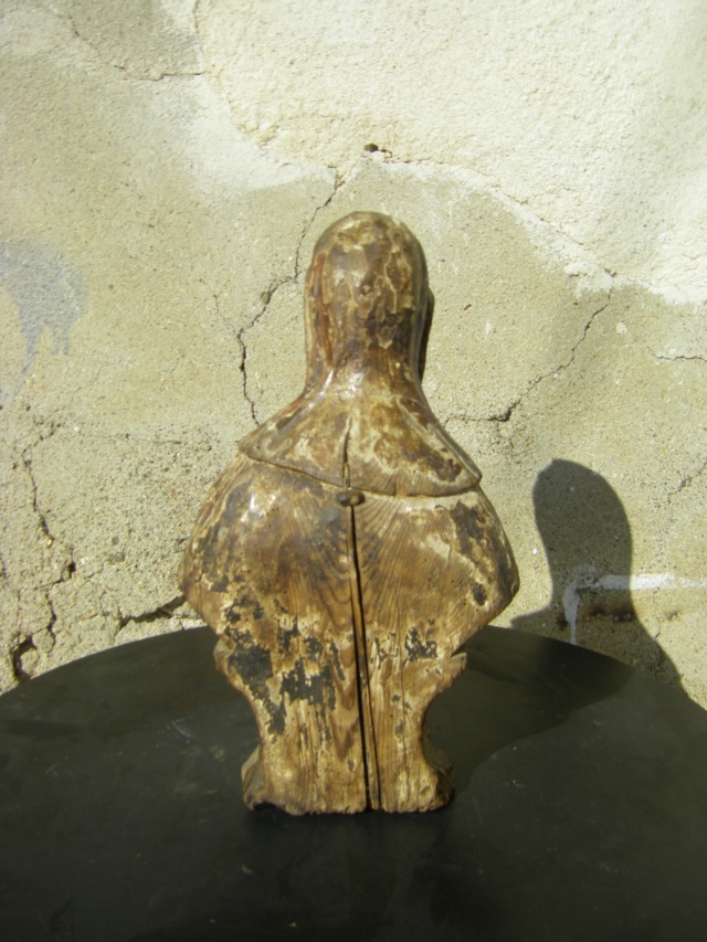 Sainte en bois sculptée Imgp7518