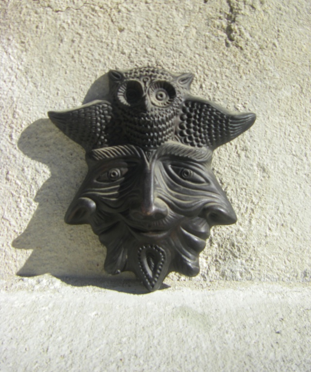 Céramique curieuse masque avec deux profils surmontés d'un hibou Imgp7611