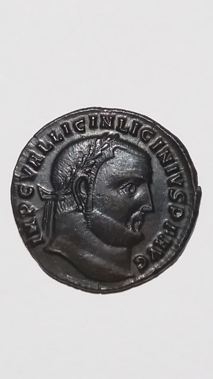 Nummus de Licinio I. IOVI CONSERVATORI AVGG. Júpiter a izq. Heraclea Scree109