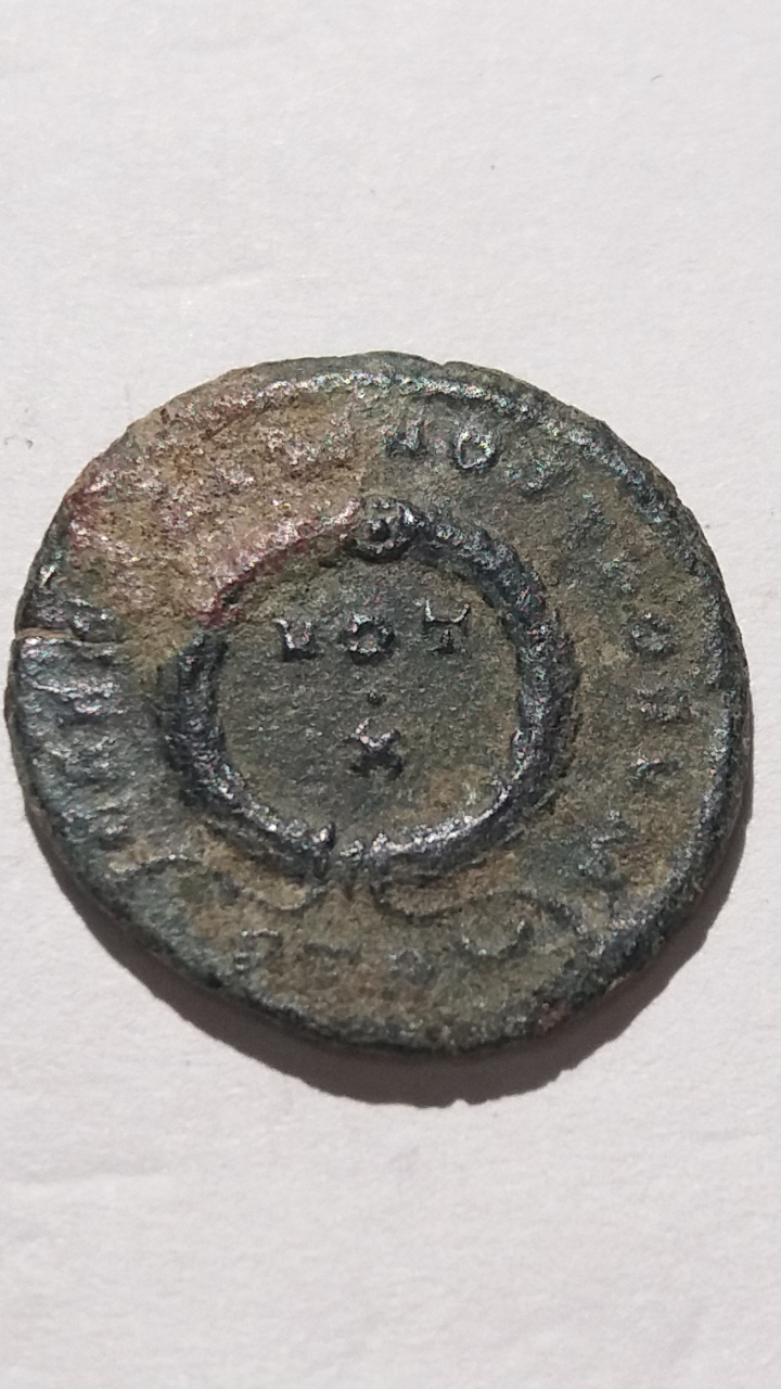 AE3 de Constantino II. CAESARVM NOSTRORVM / VOT X. Trier Scree259