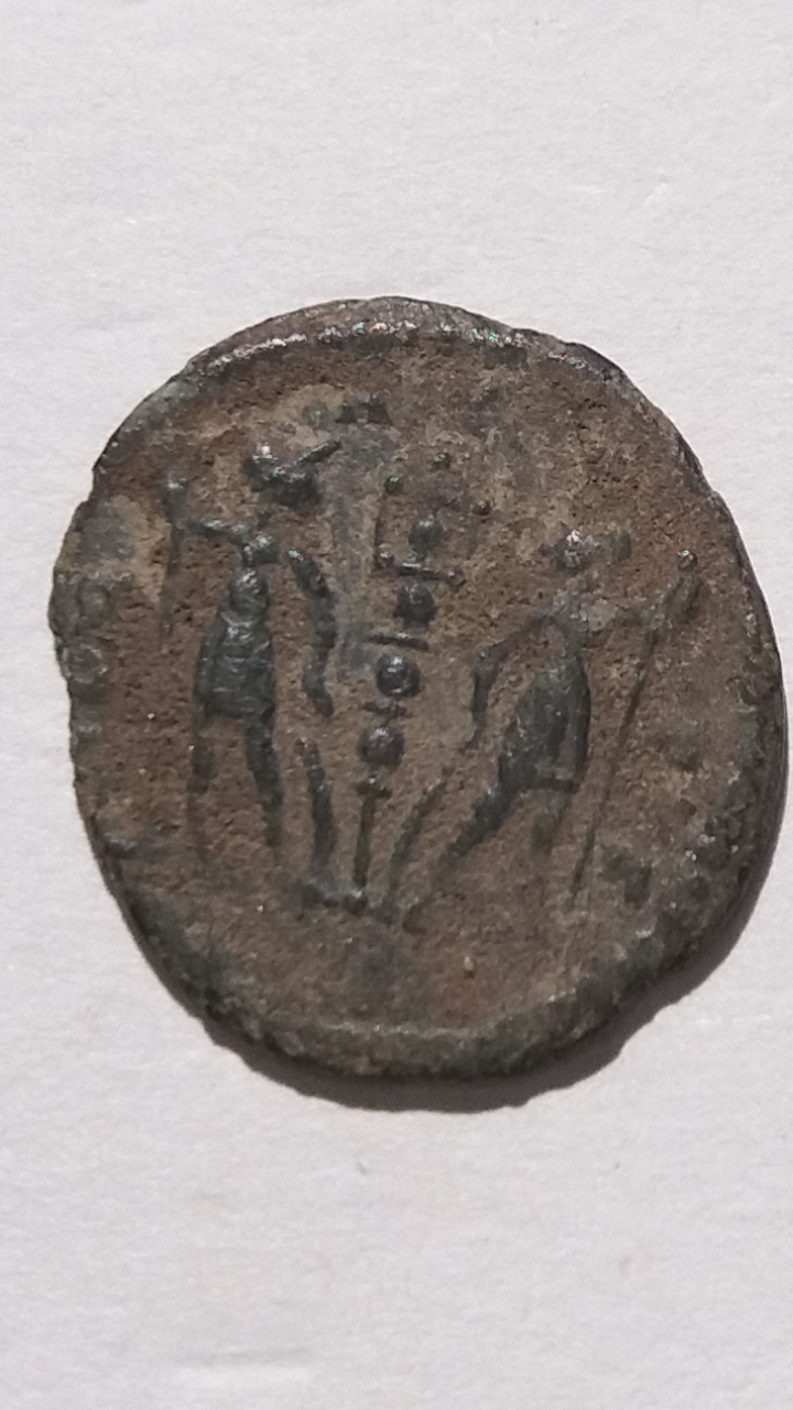 AE3 de Constancio II, tipo GLORIA EXERCITVS con estandarte entre dos soldados. Scree269