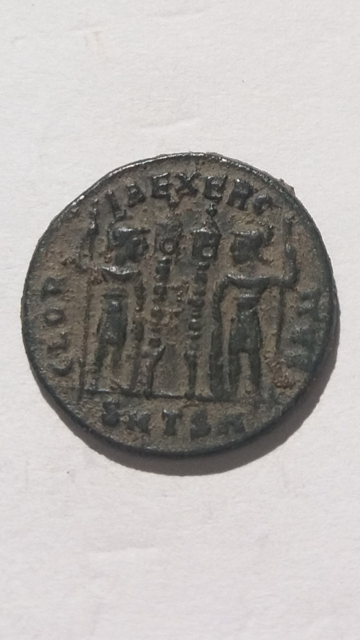 AE3 de Constantino I. GLORIA EXERCITVS. Soldados entre 2 estandartes. Tesalónica Scree323