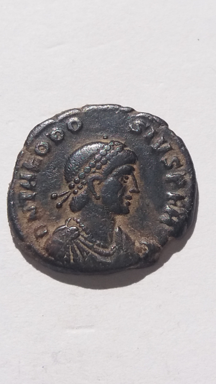 Decargiro de Teodosio I. GLORIA ROMANORVM. Emperador con lábaro. Cycico Scree340