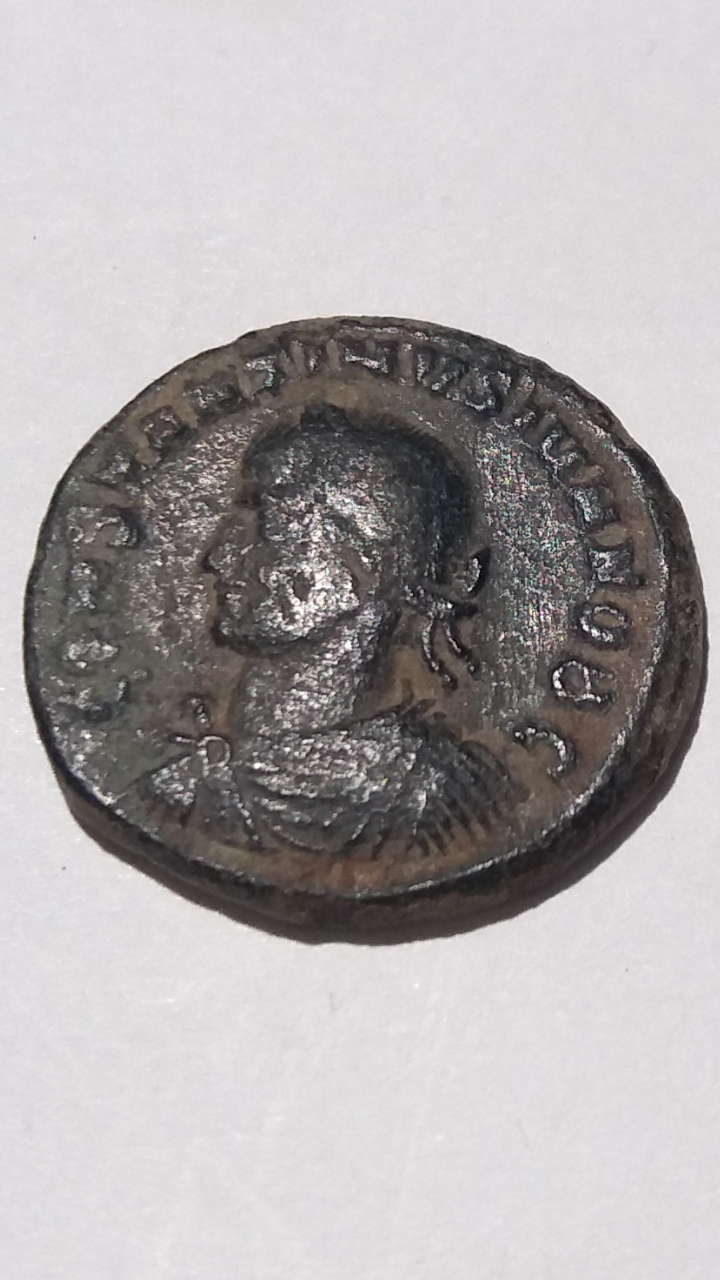 AE3 de Constantino II. CAESARVM NOSTRORVM / VOT X. Tesalónica Scree348