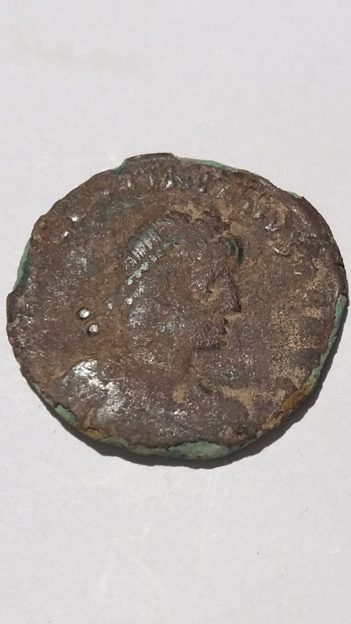 AE2 o maiorina de Valentiniano II. REPARATIO - REIPVB. Emperador estante a izq. Scree352