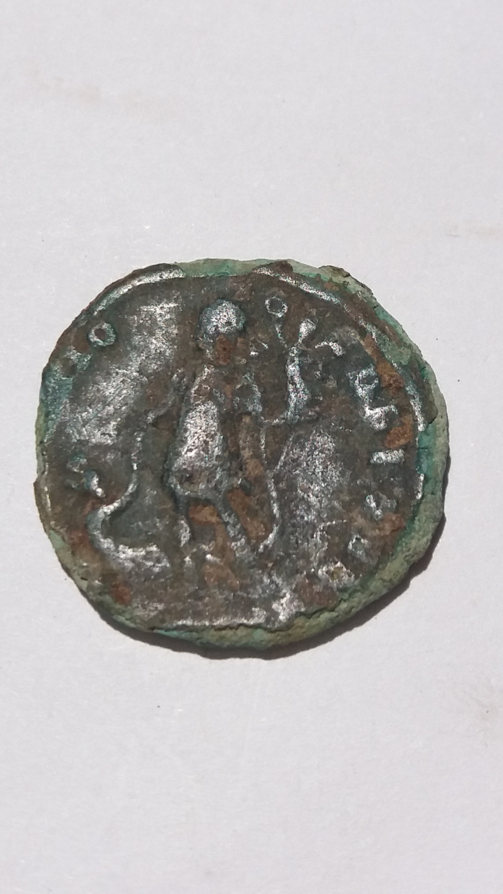 AE2 o maiorina de Valentiniano II. REPARATIO - REIPVB. Emperador estante a izq. Scree353