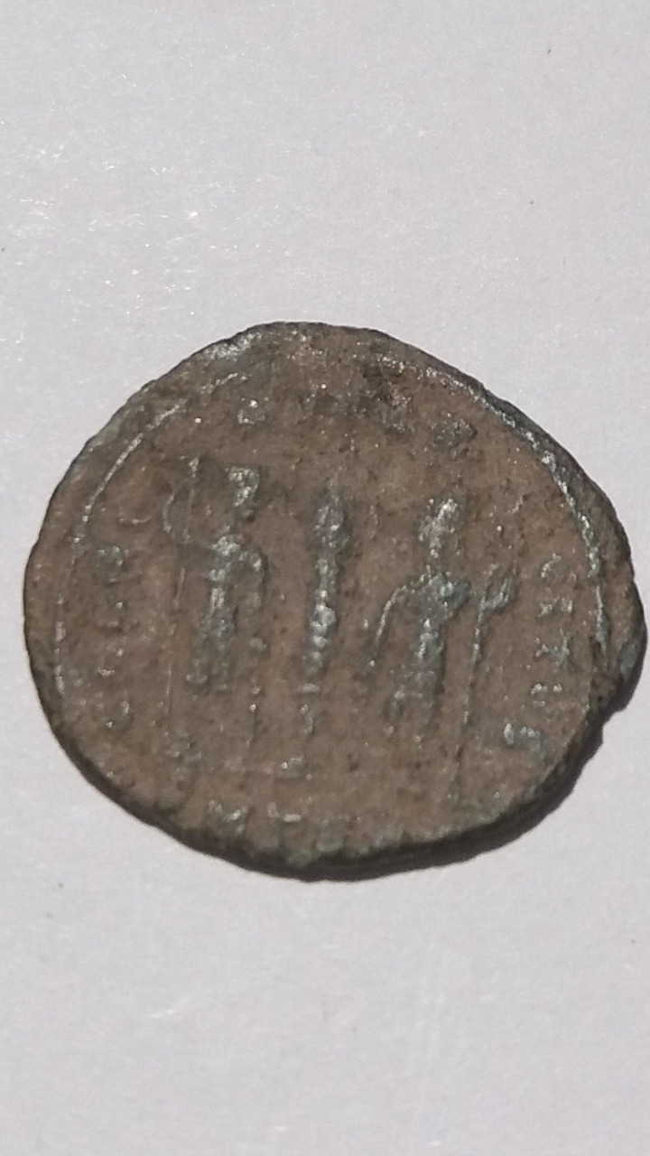 AE4 de Constantino II. GLORIA EXERCITVS. Soldados entre 1 estandarte. Tesalónica Scree357