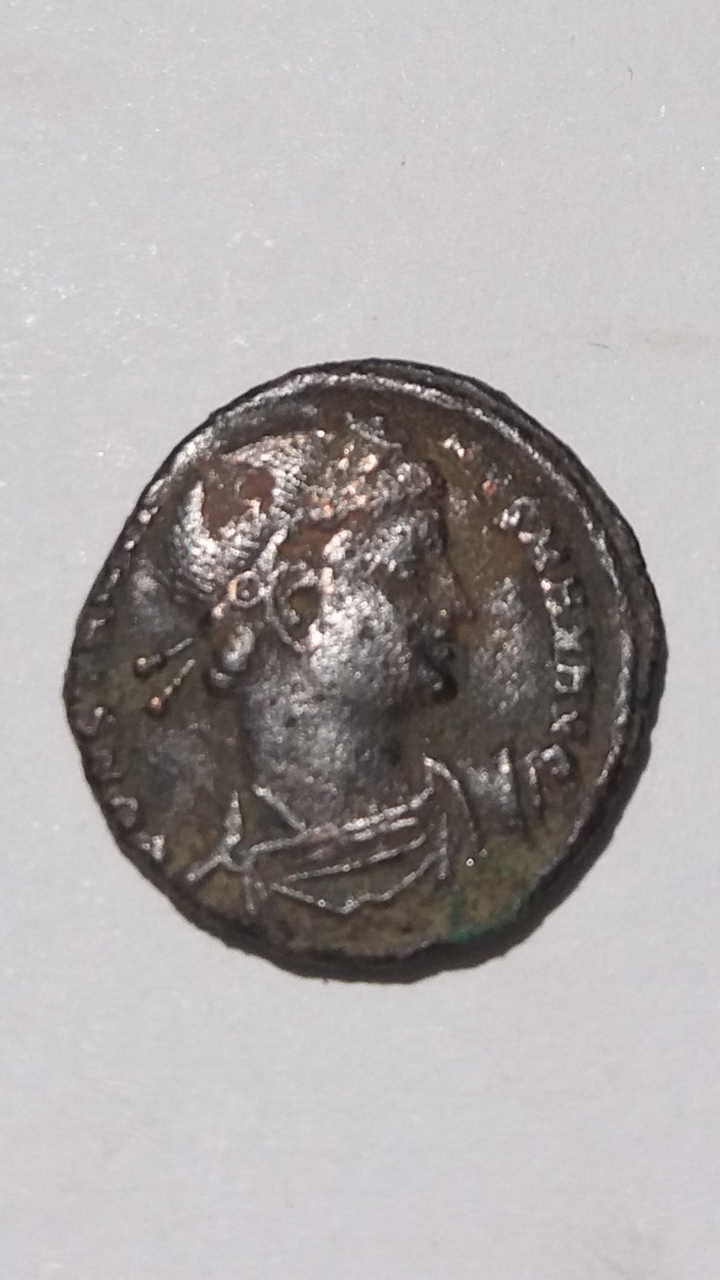 AE3 de Constantino I. GLORIA EXERCITVS. Soldados entre 2 estandartes. Nicomedia Scree358