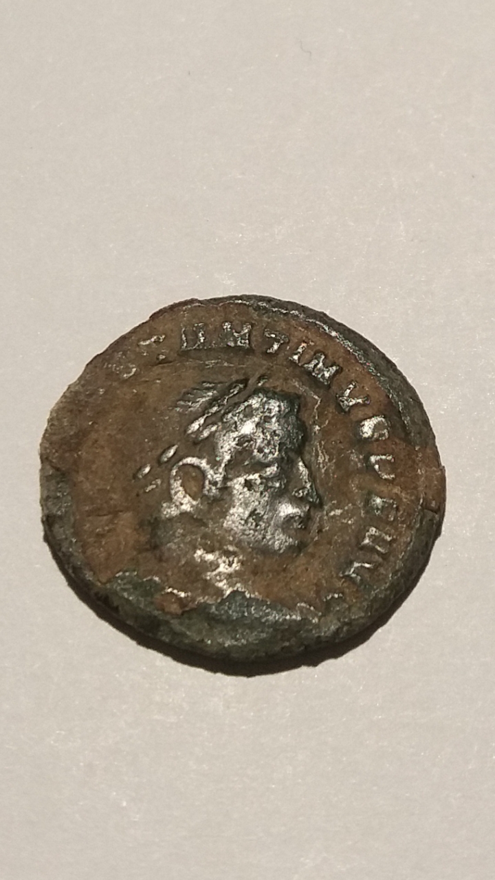 Nummus de Constantino I. SOLI INVICTO COMITI. Sol a izq. Lyon Scree509