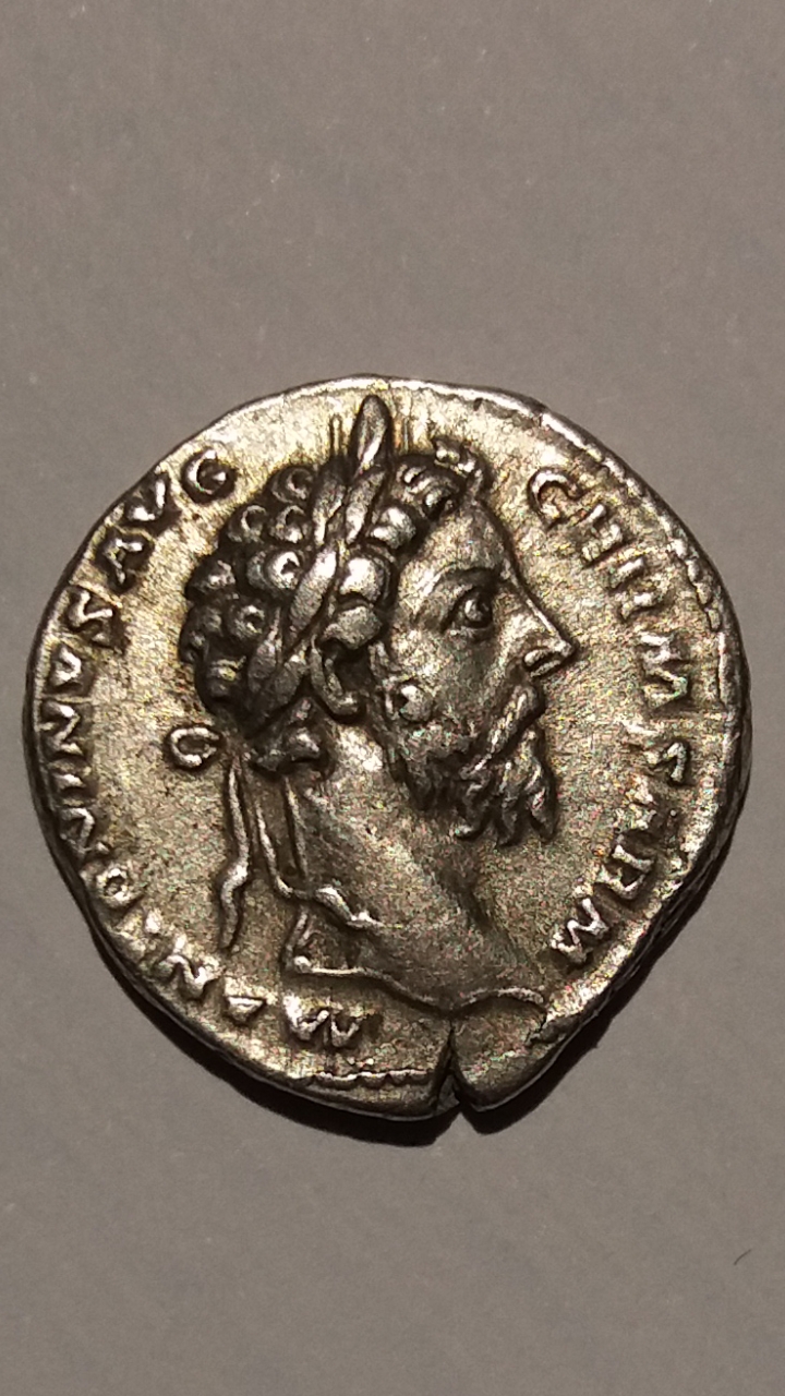 Denario de Marco Aurelio. TR. P. XXXI IMP. VIII COS III P. P. Victoria a izq. Roma Screen75
