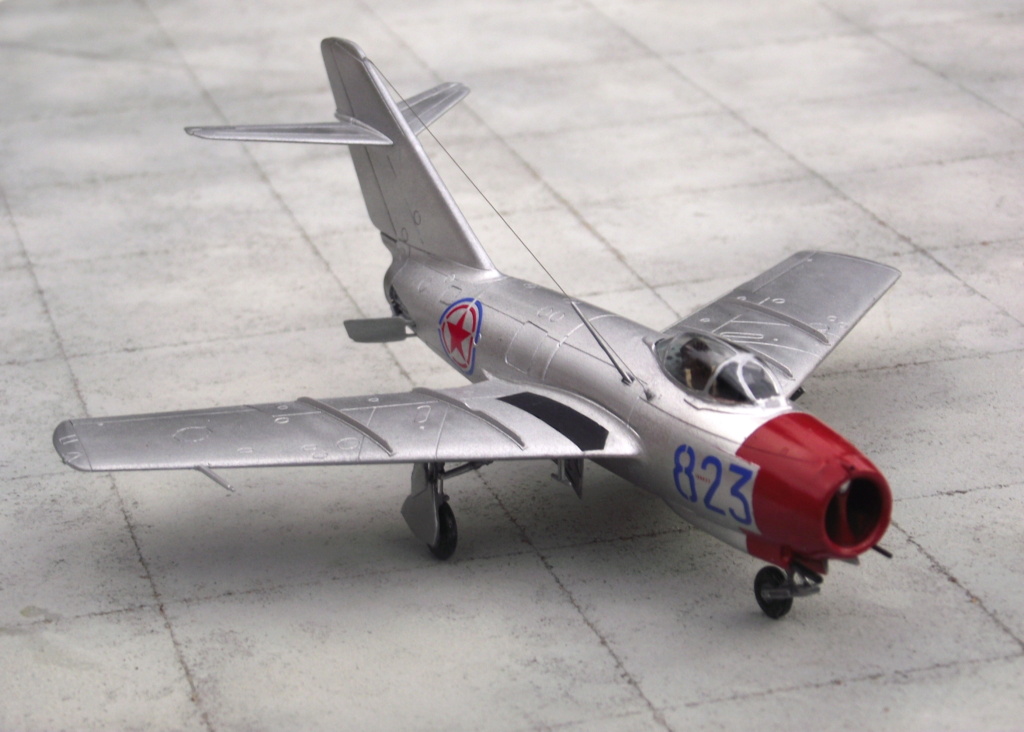 Mikoyan- Gourevitch Mig 15 . Hobby Boss 1/72 Dscf0451