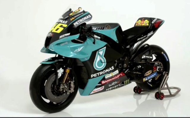 Présentation de la M1 Yamaha Petronas - ROSSI/MORBIDELLI Img_1025