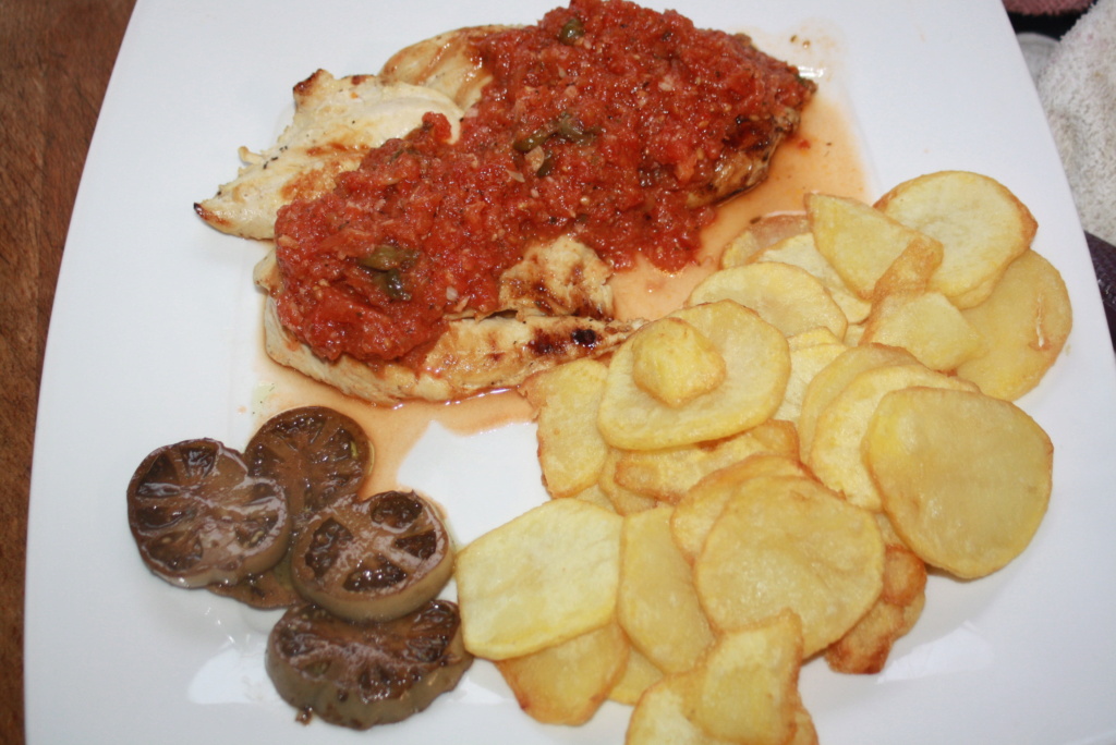 blanc de poulet pizzaiola , rondelles frites et tomates sous Img_1488