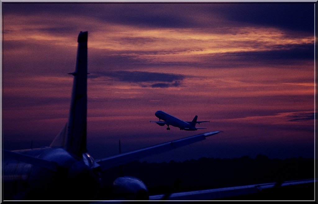 C'est beau aussi un avion la nuit - Page 3 Bod_ju10