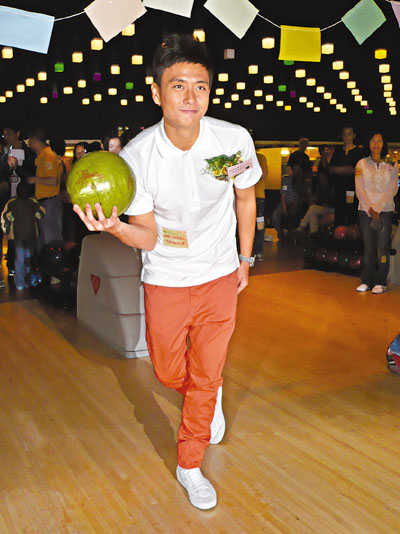 Bosco Wong learns bowling from Michael Mui En070511