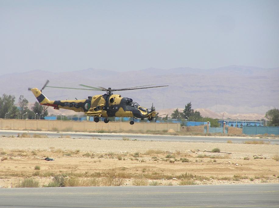 صور مروحيات Mi-24MKIII SuperHind الجزائرية - صفحة 4 Imageh10
