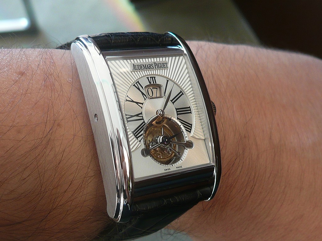 Rectangulaire, j'ai une grande date et un tourbillon... Ap19510