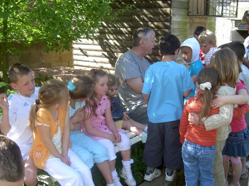 Des enfants en visite à mon pigeonnier Pic610