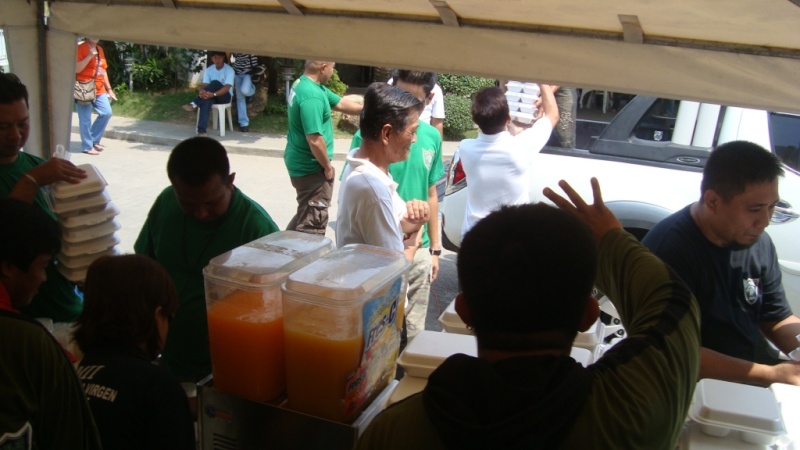 EAGLES "Feeding the street children" Dsc04522