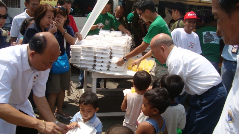 EAGLES "Feeding the street children" Dsc04534