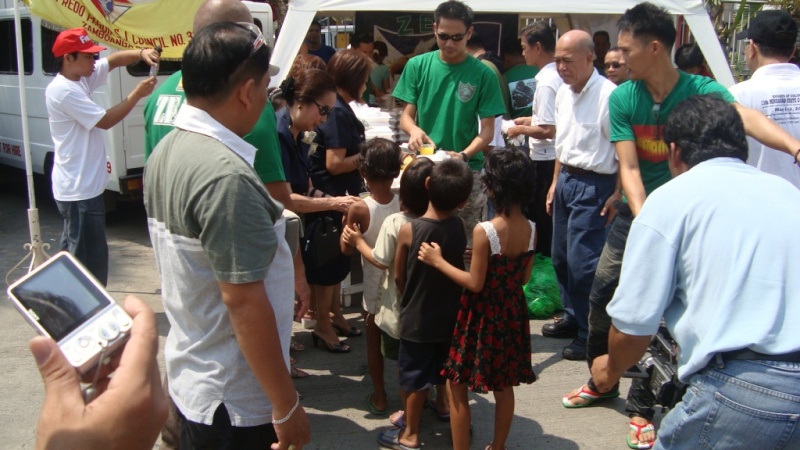 EAGLES "Feeding the street children" Dsc04544