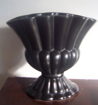 bookshelves black vase..... is this Crown Lynn?  No it's Shorter & Son. Black_10