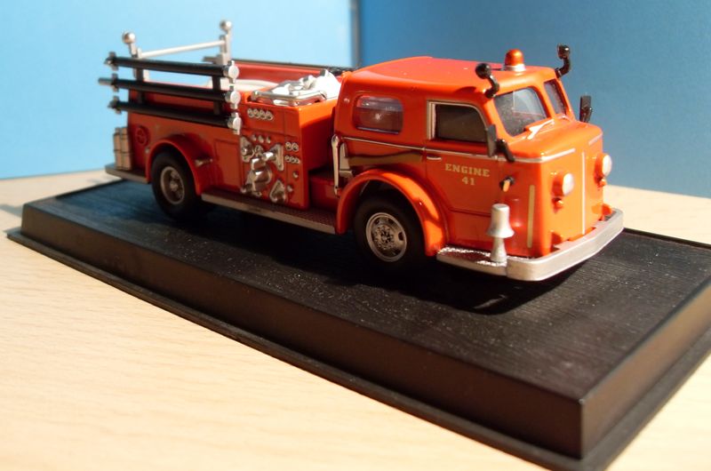 John - Meine BLAULICHTSAMMLUNG / American LaFrance 700 1950 M 1:64 Americ12