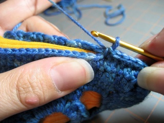 Cách may dây kéo vào ví (giỏ, túi) móc Croche11