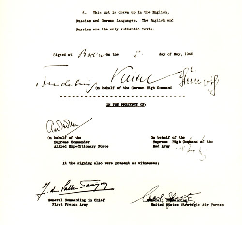 La capitulation de l'armée allemande signée le 7 mai 45 à Reims. Acte_b10