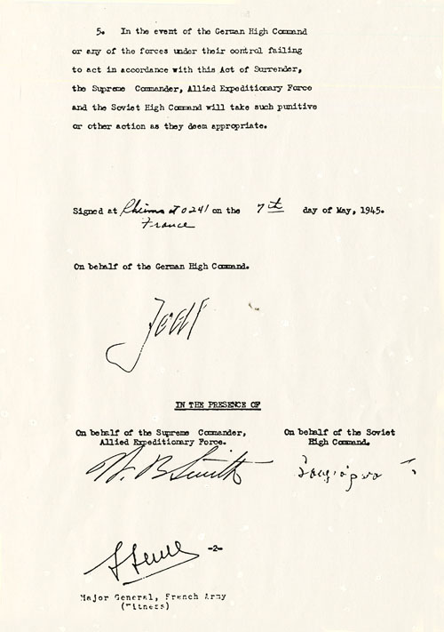 La capitulation de l'armée allemande signée le 7 mai 45 à Reims. Acte_c12