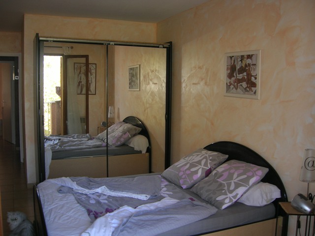 besoin idée pour couleur murs dans chambre avec mobiliers noir et blanc Dscn4613