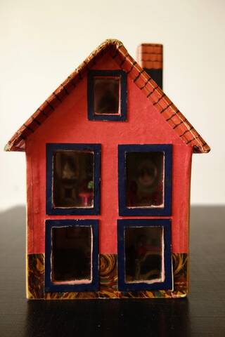 Maison miniature en carton