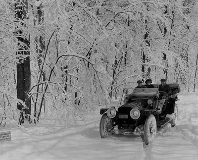 Vieille voiture sous la neige. Old_ca10