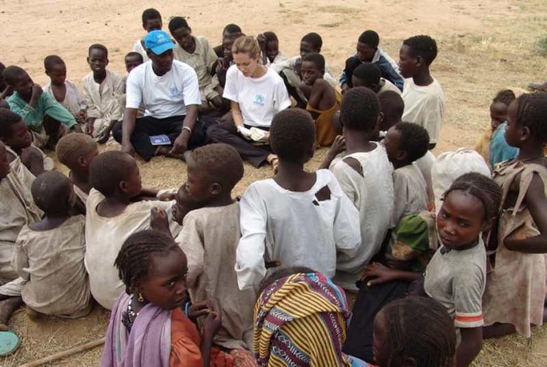 أنجلينا جولي منصب سفير النوايا الحسنة للأمم المتحدة لشؤون اللآجئين في العالم Darfou10