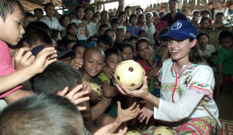 أنجلينا جولي منصب سفير النوايا الحسنة للأمم المتحدة لشؤون اللآجئين في العالم Jouer-10