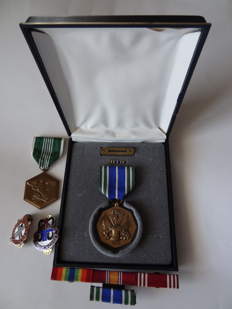 médailles / insignes US, OTAN et Russes Dsc07513