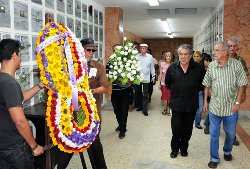 Periodistas cubanos rinden tributo al colega ecuatoriano Carlos Bastidas Ofrend10